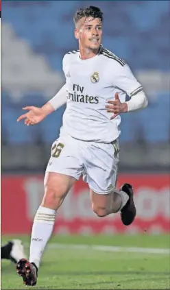  ??  ?? Blanco celebra su gol al Coruxo en la última jornada de Segunda B.
