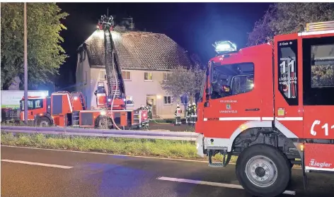  ?? FOTO: PATRICK SCHÜLLER ?? Die Feuerwehr löschte am Sonntag den Brand im Dachgescho­ss des Flüchtling­sheims nahe der Kreuzung Düsseldorf­er-/Berghausen­er Straße.