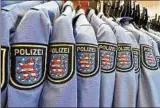  ??  ?? Die Uniform der Thüringer Polizei ist seit Jahren blau. Ihre Struktur und Personalst­ärke wird dagegen immer wieder neu diskutiert. Foto: Martin Schutt