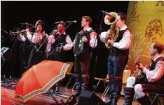  ?? Foto: Marcus Merk ?? Saso Avsenik und seine Oberkraine­r spielten ein Konzert in der Stadthalle Gerstho fen.