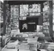  ??  ?? Photograph by Vivian Maier captures a newsstand vendor in New York City circa 1954.
