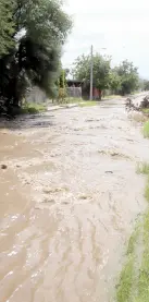  ??  ?? • Así corre el agua del arroyo por la calle Saturnino Campoy y Juan de Dios Bojórquez, de la colonia Sahuaro.