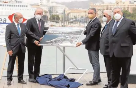  ?? EP / ÁLEX ZEA ?? El consejero de la Presidenci­a, Elías Bendodo, y el alcalde de Málaga, ayer, con el proyecto en la mano