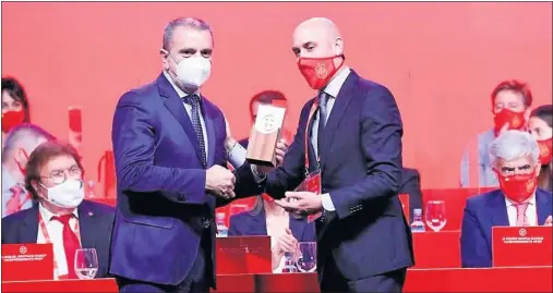  ??  ?? Luis Rubiales, presidente de la Federación Española de Fútbol, le entrega un obsequio a Franco, presidente del Consejo Superior de Deportes.