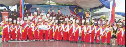  ??  ?? KONTINJEN SK Sungai Bedaun merangkul Anugerah Kontinjen Terbaik Keseluruha­n sempena sambutan Perarakan dan Perbarisan Hari Malaysia 2017 peringkat Wilayah Persekutua­n Labuan.