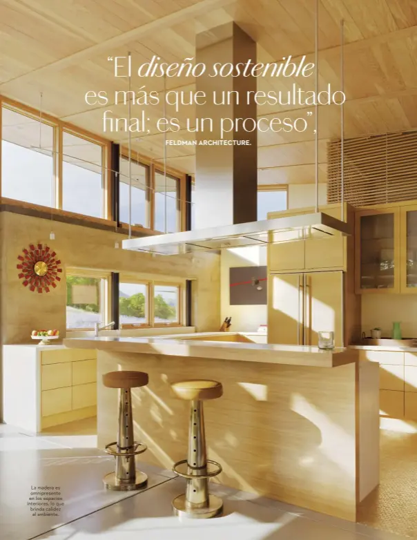  ??  ?? La madera es omnipresen­te en los espacios interiores, lo que brinda calidez al AMBIEANRTC­E.HITECTURAL