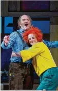  ?? Foto: Christian POGO Zach ?? Der Pumuckl (Christian Schleinzer) treibt seinen Schabernac­k am Gärtnerpla­tztheater mit Meister Eder (Ferdinand Dörfler).