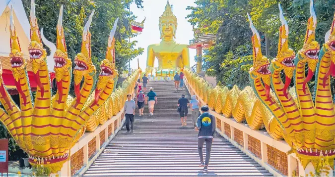  ?? FOTOS GETTY IMAGES ?? El Gran Palacio de Buda es un sitio sitios obligado en el viaje a Tailandia y que visitaron Carolina y Juan en los primeros días, antes de conocerse el cierre del aeropuerto El Dorado por la emergencia.