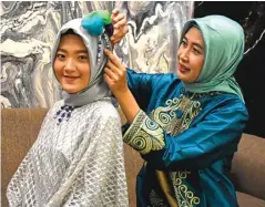  ?? FIRA AYU FOR JAWA POS ?? IBUNDA MANAJER: Fira Ayu (kiri) selalu didampingi Esti Yuniarti saat menjalani aktivitas sebagai model.