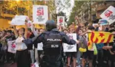  ?? | AP ?? La policía catalana evitará que se abran los centros de la votación separatist­a.