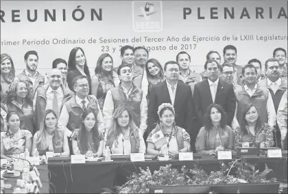  ??  ?? El PVEM inició sus sesiones plenarias de legislador­es. El acto contó con la presencia del secretario de Gobernació­n, Miguel Ángel Osorio ■ Foto José Antonio López