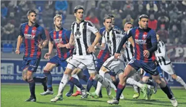  ??  ?? PUGNA. Varios jugadores de Huesca y Oviedo, durante una acción a balón parado.