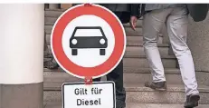  ?? FOTO/ARCHIV: DPA ?? Fahrverbot­e für Diesel in den Innenstädt­en – dagegen sollten die Bürgermeis­ter der Großstädte gemeinsam vorgehen.