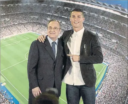  ?? FOTO: EFE ?? Florentino Pérez junto a Cristiano en el palco de honor del Bernabéu en noviembre de 2016 cuando el ‘7' firmó su última renovación