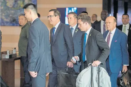  ?? AFP ?? Final. El jefe de Economía de EE.UU. Steven Mnuchin y su equipo al cierre de los diálogos en China.