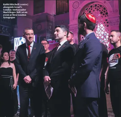  ??  ?? Rabbi Mitchell (centre) alongside Israel’s London Ambassador Mark Regev (left) at an event at West London Synagogue