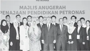  ?? — Gambar Bernama ?? TAJAAN PENDIDIKAN: Dr Yusof Yacob (depan enam, kanan) dan Pengerusi Petronas Tan Sri Mohd Sidek Hassan (depan lima, kanan) bergambar bersama para pelajar yang mendapat tajaan Petronas pada Majlis Anugerah Penajaan Pendidikan Petronas semalam.