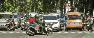  ?? HANUNG HAMBARA/JAWA POS ?? MASIH PADAT: Kondisi lalu lintas di persimpang­an Jalan Darmo-Bengawan kemarin siang.