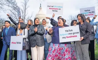  ?? ?? Usuarios de TikTok se reunieron cerca del Capitolio, en Washington.