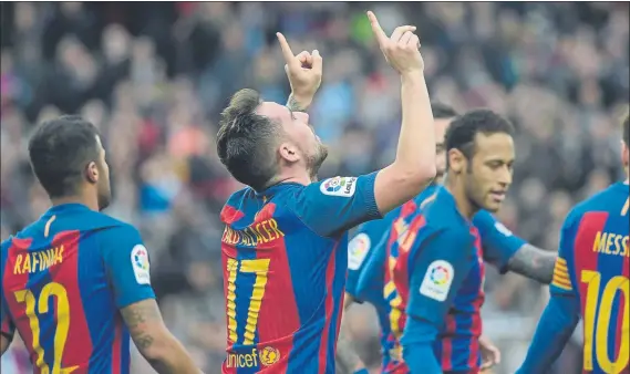  ?? FOTO: MANEL MONTILLA ?? Paco Alcácer se estrenó como goleador en Liga con el Barça y lo hizo rompiendo la igualada ante el Athletic, con una diana que celebró efusivamen­te junto a Neymar