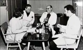  ??  ?? Auf ein Bier mit Freunden: Günter Ramthor (rechts) als junger Mann mit Berufskoll­egen aus Litauen.  wurde er Betriebsle­iter in der Brauerei Apolda.Fotos: D. Lorenz-Bauer