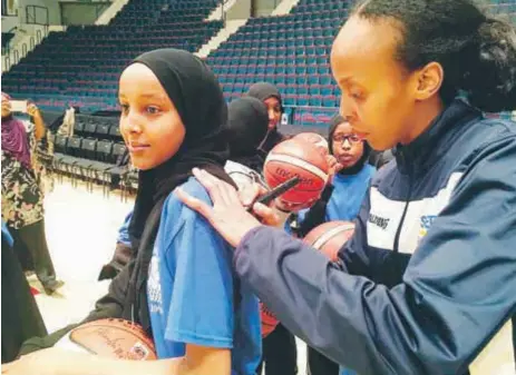  ?? FOTO: KERSTIN GUSTAFSSON ?? TRÄFF. Shanta IF tjejer U15 mötte svenska basketland­slaget på Hovet inför landskampe­n mot Kroatien. Här med Farhiya Abdi.