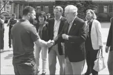  ?? UKRAINIAN PRESIDENTI­AL PRESS OFFICE provided by the Ukrainian ?? IN THIS HANDOUT PHOTO
Presidenti­al Press Office, Ukrainian President Volodymyr Zelenskyy (left) shakes hands with Senate Minority Leader Mitch McConnell, R-Ky., in Kyiv, Ukraine, on Saturday.