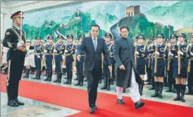  ?? AFP ?? ▪ Pakistani Prime Minister Imran Khan and China's Premier Li Keqiang at a welcome ceremony.