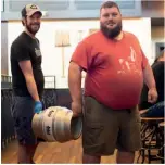  ??  ?? Patrick et Andy, employés de la brasserie Taft's Ale House, ont commencé en brassant de la bière dans leur garage, à l'image de nombreux locaux.