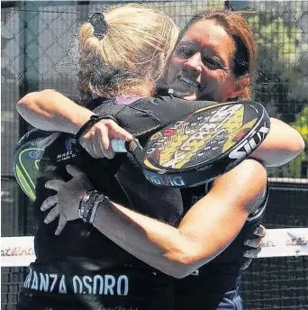  ?? SPORTSPHOT­O.ES ?? Momento épico. El abrazo eterno entre Eyheraguib­el y Osoro Ulrich. Con Paula, Bahía Blanca continúa transitand­o su carrera deportiva con una vigencia espectacul­ar. ¡A seguir!