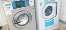  ??  ?? ÄNTLIGEN. Efter nästan två års problem har hyresgäste­rna på Sunnanbypl­an i Rinkeby fått tvättmaski­ner som fungerar.