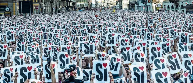  ?? (foto di Manuel Scrima) ?? Il gesto Decine di migliaia di scritte «Sì» (al matrimonio tra persone dello stesso sesso) mostrate ieri lungo corso Buenos Aires, a Milano, durante il Gay Pride