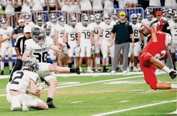  ?? Photos by Ronald Cortes/Contributo­r ?? Katy’s John Ortiz narrowly misses blocking the winning field goal by Vandegrift’s Hayden Arnold in a Class 6A Division II semifinal Saturday in San Antonio.