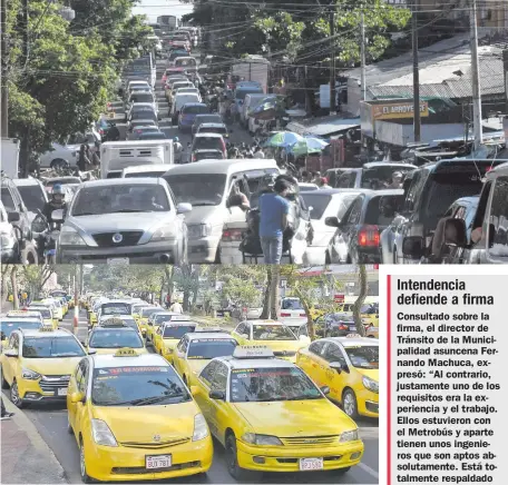  ??  ?? El tránsito caótico de Asunción es la regla. Las intervenci­ones son llevadas a cabo sin un Plan general que aborde el problema. La “marea amarilla” también opera sin ningún control.