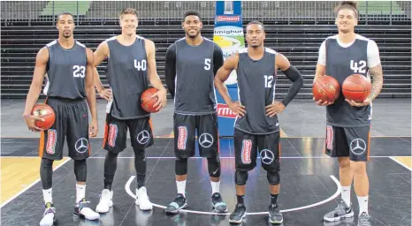  ?? FOTO: FLORIAN EISEBITT ?? Fünf der sechs Neuzugänge von Basketball-Bundesligi­st Ratiopharm Ulm stellten sich gleich vor dem Trainingsa­uftakt dem Fotografen: Toore Murry, Luke Harangody, Ryan Thompson, Trey Lewis und Isaac Fotu (von links). Es fehlte der Ex-Berliner Ismet...