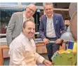  ?? FOTO: PETER MEUTER ?? Fernsehkoc­h Johann Lafer war zu Besuch bei Volker (r.) und Hartmut Gehring und setzte sich dabei auch an den Schleifboc­k.