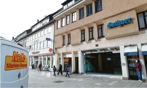  ?? Foto: Alexander Kaya ?? Netto ist raus, „Gutes von hier“ist raus. Ein Rewe Supermarkt sowie eine Filiale der Kaffeehaus­kette Starbucks ziehen in dieses Gebäude am Münsterpla­tz 16 in Ulm noch die sen Sommer ein.