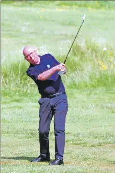  ??  ?? Oban Times deputy editor Martin Laing approaches the fourth green.