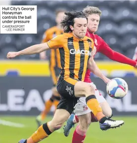  ?? CAMERASPOR­T - LEE PARKER ?? Hull City’s George Honeyman controls the ball under pressure