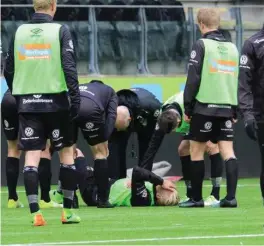  ?? FOTO: HERMAN FOLVIK ?? Lars-jørgen Salvesen ble liggende nede under en trening i april. Bildene viste seinere et ødelagt korsbånd.