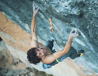  ??  ?? In parete Jacopo Larcher, climber e tracciator­e di vie, impegnato in una delle tante arrampicat­e I posti preferiti a livello mondiale sono Yosemite, Sudafrica e Indian Creek, ma la Marmolada, dice, è il posto più bello