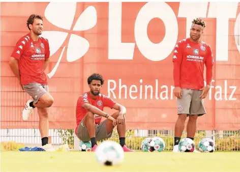  ?? FOTO: IMAGO IMAGES ?? Die Mainzer Spieler streikten im Training, nach dem ihr Teamkolleg­e Adam Szalai (links) suspendier­t worden war.