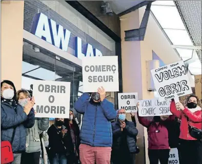  ?? EP ?? Unes 200 persones van protestar ahir contra el tancament al centre de La Maquinista
