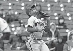  ?? AP ?? Diamondbac­ks second baseman Ketel Marte drops a ball hit by the Nationals’ Alcides Escobar during the first game of a doublehead­er on Tuesday.