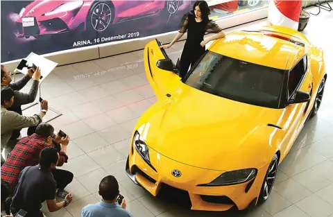  ?? FRIZAL/JAWA POS ?? CUMA SATU: Model bergaya di samping GR Supra yang kemarin dipamerkan di Arina Toyota Gresik.