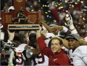  ?? BRYNN ANDERSON — THE ASSOCIATED PRESS ?? Alabama head coach Nick Saban and players celebrate after with the Southeaste­rn Conference championsh­ip trophy after beating Missouri on Saturday.