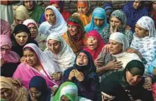  ?? AP ?? Women grieve near the body of Kaiser Ahmad during his funeral in Srinagar.