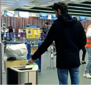  ??  ?? Rifiuti appoggiati sui cestini dell’aeroporto