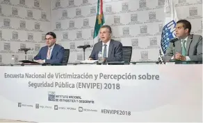  ??  ?? La Envipe, presentada por el presidente del Inegi, Julio Santaella Castell (centro), estima que en 2017 se cometieron 33.6 millones de delitos, 2.5% más que el año anterior.