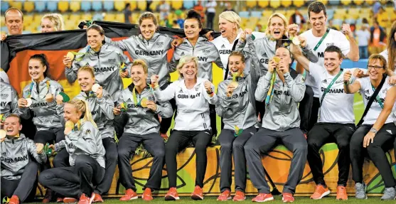  ??  ?? La jugadoras alemanas celebran la obtención de la medalla de oro